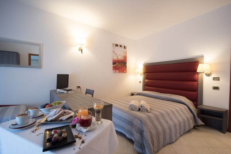 Gemütliches Zimmer mit einer Mahlzeit auf einem ordentlich gedeckten Tisch, perfekt für einen angenehmen Aufenthalt.