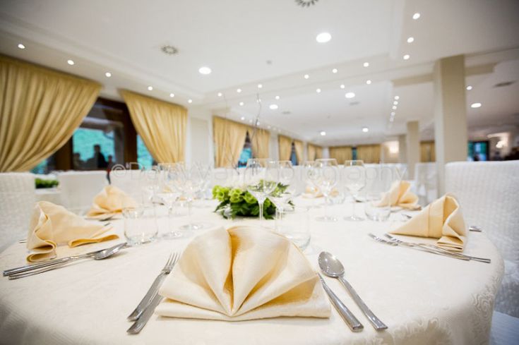 Ein gut eingedeckter Tisch in einem zeitgenössischen Restaurant mit schlichter Gestaltung.