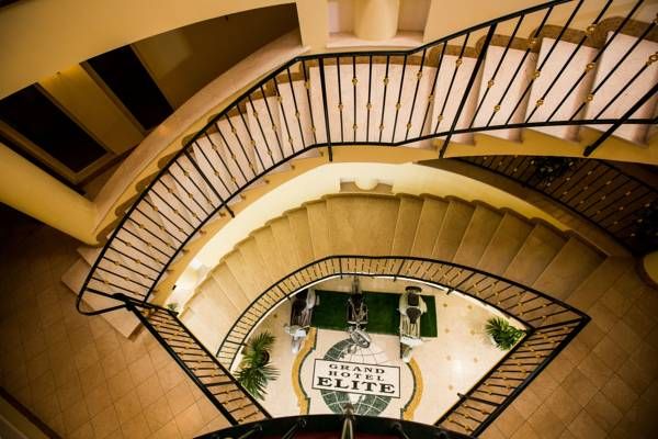 Innentreppenhaus eines Gebäudes mit einfachen dekorativen Elementen und sanfter Beleuchtung.