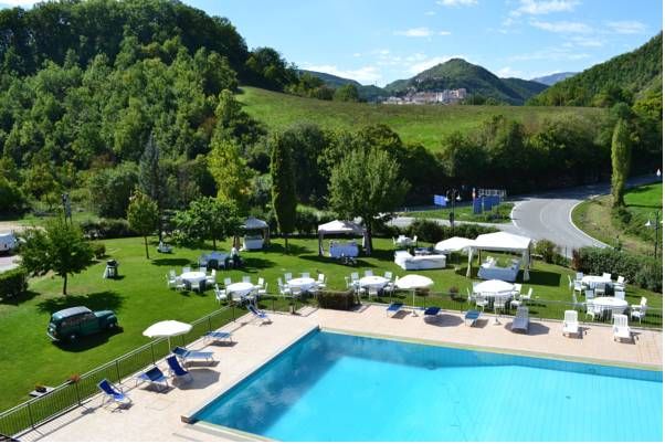 Ein gut gepflegter Poolbereich mit Grünflächen, ideal für Veranstaltungen und Aufenthalte in der Umbrien.