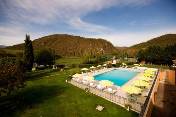 Ein Pool, eingebettet in die grüne Natur, umgeben von Hügeln, perfekt zum Entspannen.