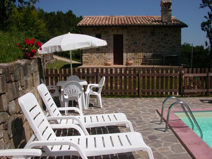 Séjournez dans un agriturismo entouré de nature avec une piscine à la disposition des clients.
