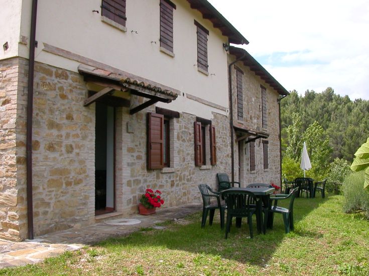 Une ferme en pierre nichée dans la verdure, idéale pour des moments de tranquillité.