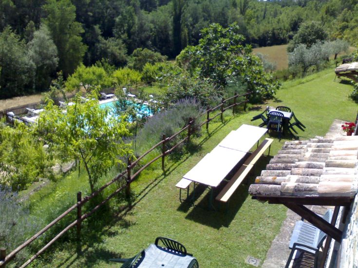 Un agritourisme confortable dans les collines, avec piscine et tables en plein air, entouré par la nature.