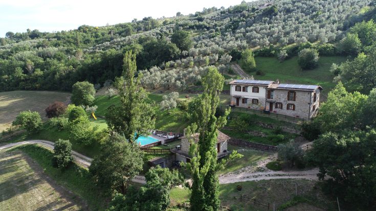 Ferme située dans la nature, avec piscine et appartements meublés simplement.