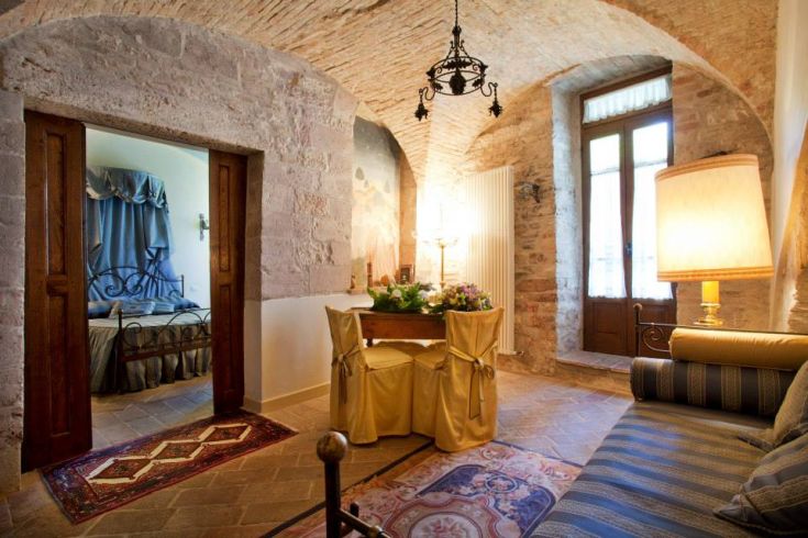 Interno semplice e rilassante della Residenza d'epoca San Crispino, con mobili d'epoca e dettagli architettonici.