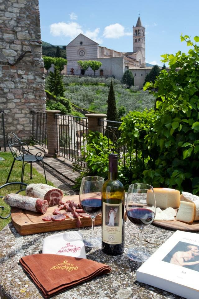 Un pranzo semplice con vino e salumi, immersi nel verde di un'area umbra.