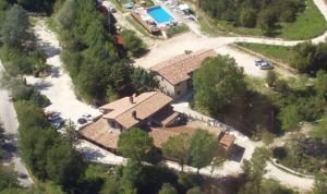 Situato nel verde, il Tartufaro presenta camere con panorama sulla vallata e dotazioni moderne.