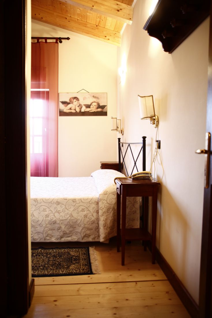 Camera confortevole con arredi in stile tradizionale e dettagli semplici.