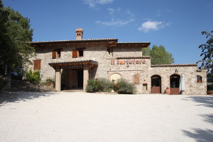Ristorante Il Tartufaro, situato in un ambiente naturale, con panorama sulla valle.