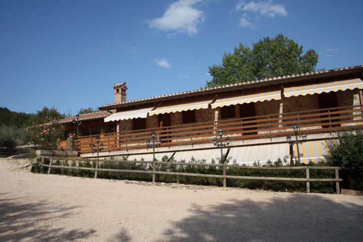 Una struttura accogliente circondata da un ampio giardino, con stanze dotate di moderni comfort e panorama sul verde.