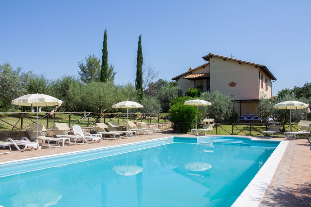 Casale con piscina circondato da ulivi, ideale per una vacanza tranquilla e rilassante.