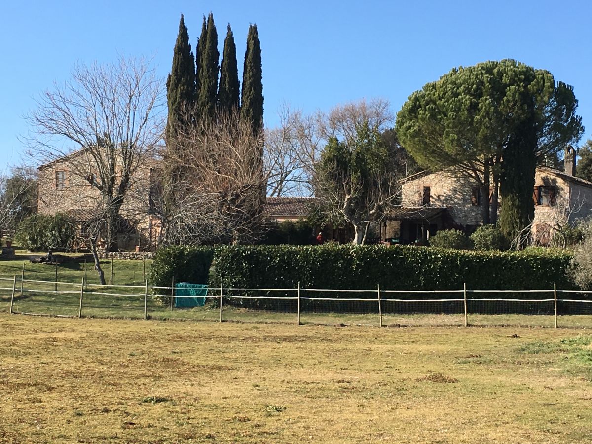 Tre appartamenti in un casale, ristrutturati con attenzione alla tradizione locale.