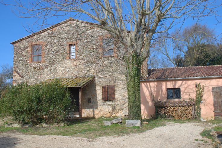 Struttura agrituristica circondata dalla natura, con alloggi ristrutturati in stile tipico umbro.