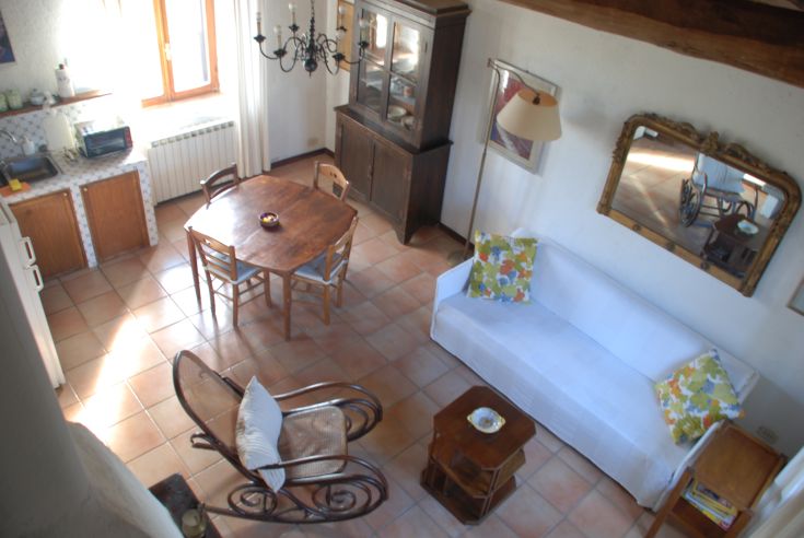 Spazioso salotto con tavolo e area cucina, ideale per momenti di tranquillità.