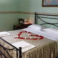 Chambre romantique décorée de pétales de rose en forme de cœur, parfaite pour une escapade romantique.