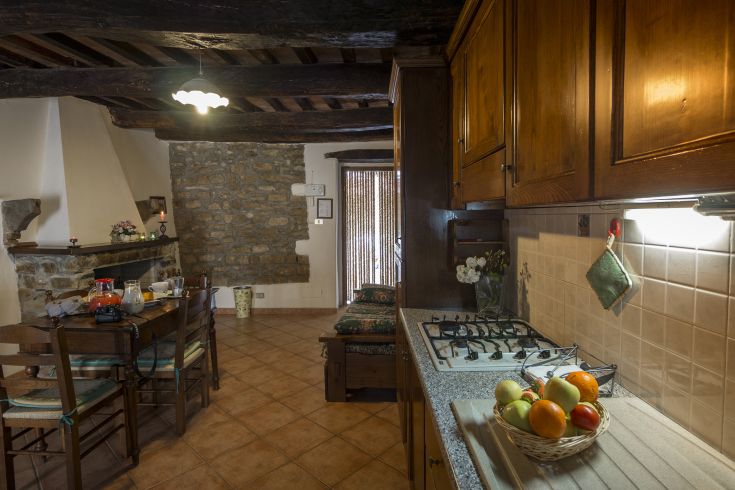 Cucina semplice e accogliente con dettagli in legno e un'atmosfera rilassante.