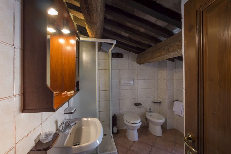Un bagno confortevole con elementi in legno e un'atmosfera tranquilla.
