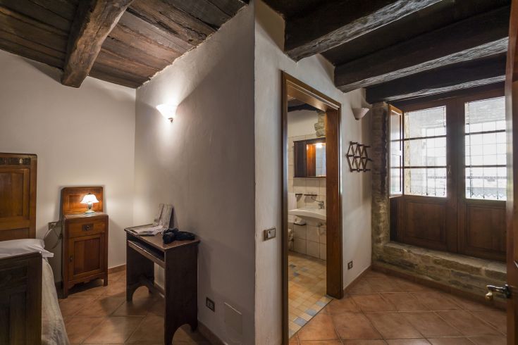 Un ambiente semplice con elementi in legno e luce naturale, adatto per un momento di relax.