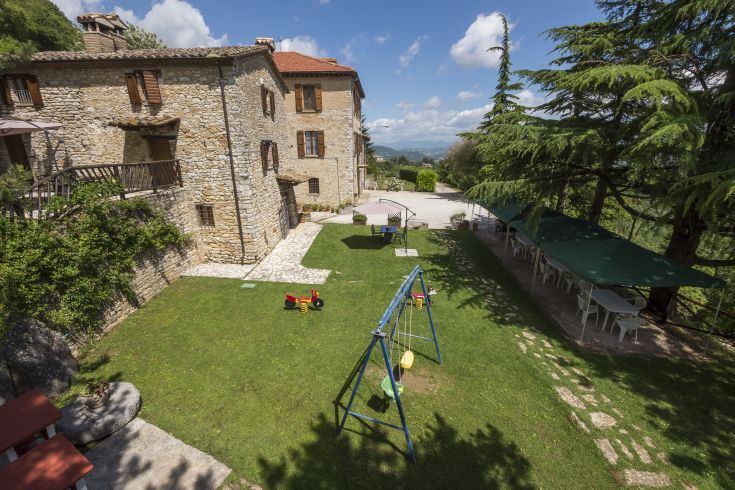 Un agriturismo circondato dalla natura tra Umbria e Toscana, adatto a famiglie e momenti di relax.