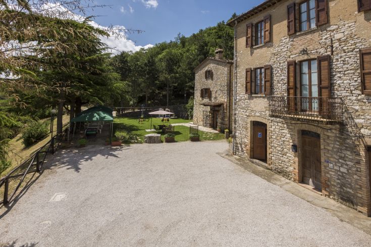 Circondato dalla natura, questo agriturismo propone un soggiorno rilassante nell'entroterra umbro.