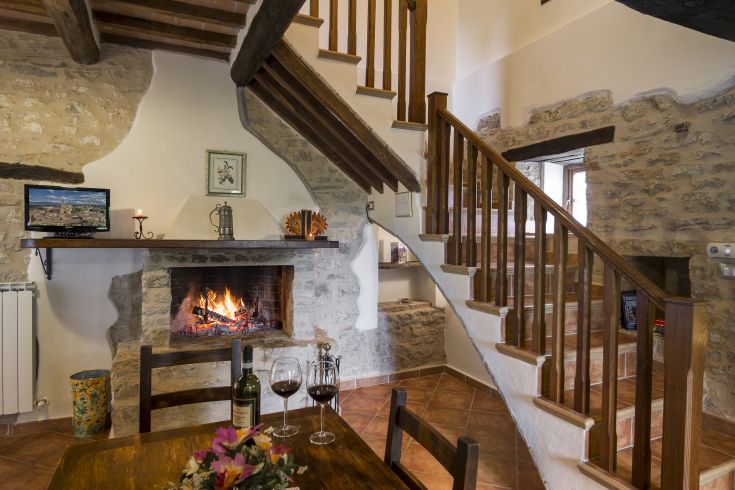 Soggiorno con camino, arredato in modo semplice, ideale per momenti di relax.