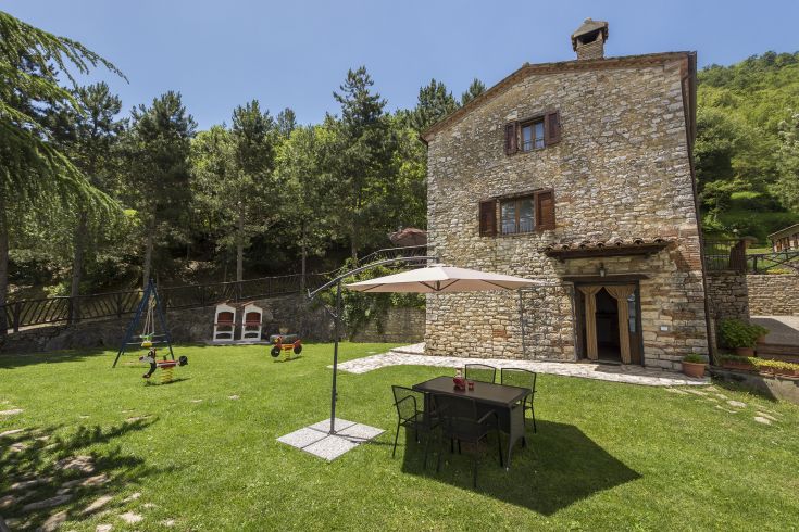 Un agriturismo confortevole circondato dalla natura, attrezzato con aree per il relax e giochi per i più piccoli.