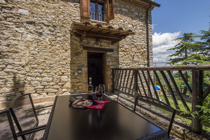 Una terrazza accogliente, ideale per pranzi all'aperto, dotata di tavoli e ombrelloni, con atmosfera piacevole.