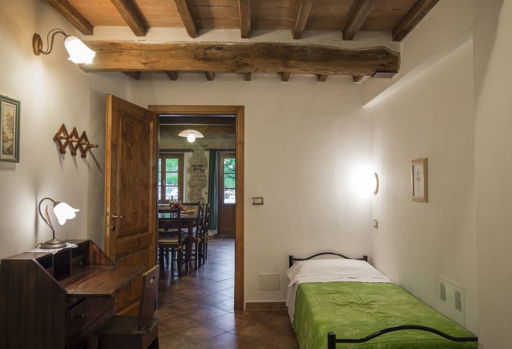 Camera accogliente che si affaccia su uno spazio comune. Un rifugio semplice e confortevole.