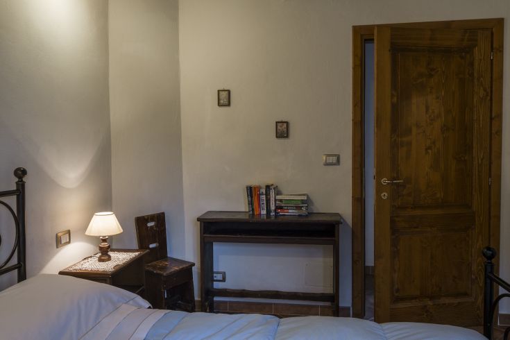 Camera semplice e ben organizzata, dotata di letto e scrivania, ideale per momenti di tranquillità.