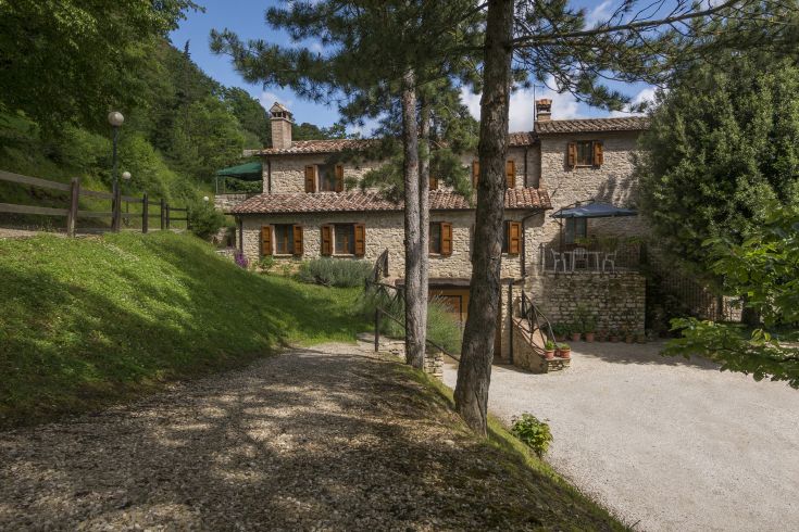 Immerso nella natura, l'Agriturismo Monte Acuto offre un soggiorno tranquillo tra paesaggi umbri, perfetto per un'esperienza di relax.