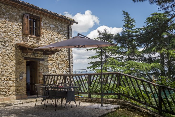 Una terrazza accogliente, ideale per rilassarsi e godere del panorama naturale circostante.