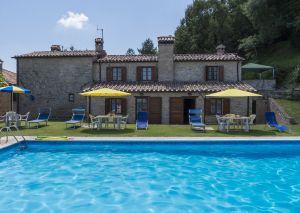 Un'accogliente struttura con piscina circondata dalla natura, perfetta per momenti di relax.