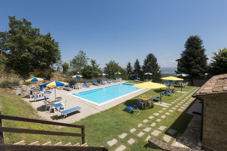Rilassati in una piscina circondata dal verde, situata tra Umbria e Toscana.