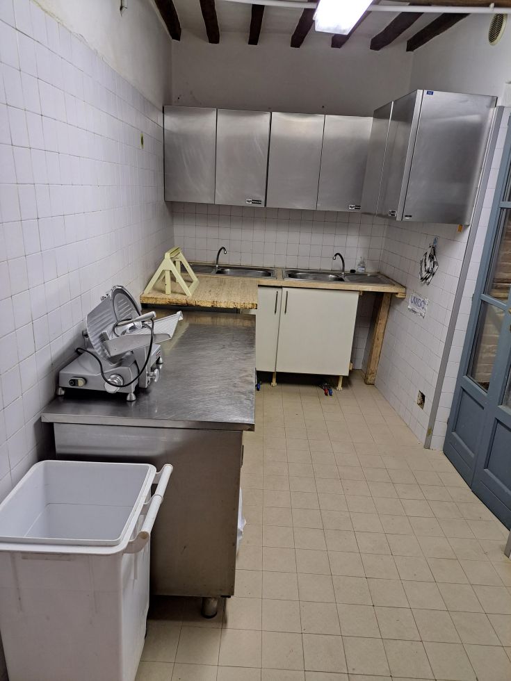 Cucina pratica e completa, adatta alla preparazione di piatti vari e gustosi.