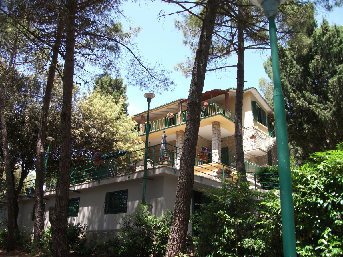 Villa située dans un quartier calme, avec de nombreuses chambres lumineuses et une ambiance accueillante, idéale pour une pause sereine.