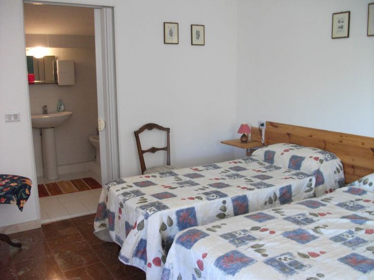 Spacious and bright room with single beds and private bathroom. Ideal for a relaxing stay.