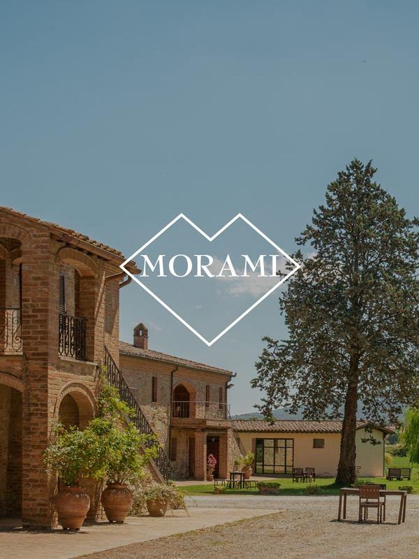An image of a farmhouse in the Umbrian countryside, surrounded by greenery and nature.