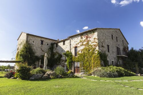 Bâtiment du XVIe siècle dans la campagne ombrienne, lieu serein pour un séjour relaxant et déguster des plats locaux.
