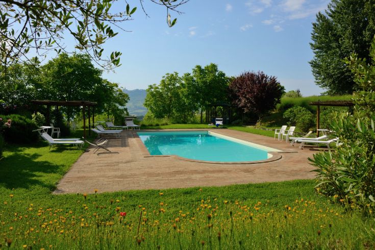 Bauernhof in ruhiger Lage, umgeben von Wiesen und mit Schwimmbad, bestehend aus unabhängigen Wohnungen.