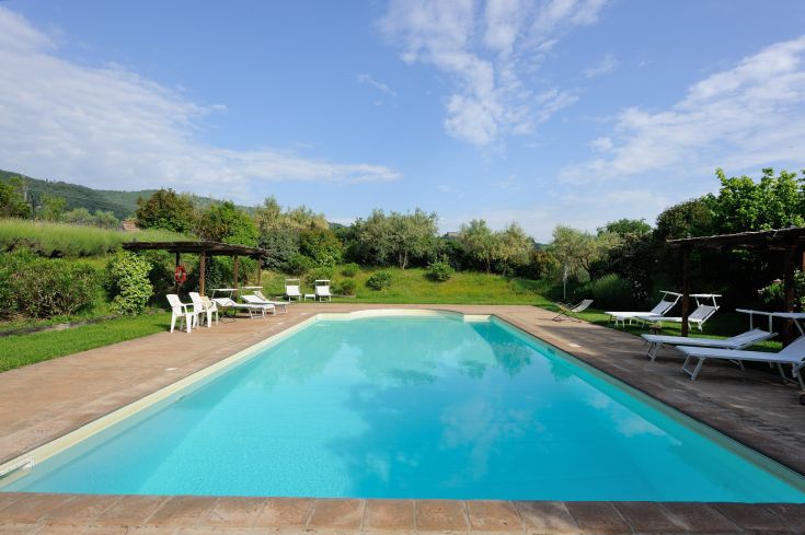 Ein Bauernhaus mit Pool, umgeben von Grün, ideal für Entspannung und Ruhe in der Nähe von Todi.