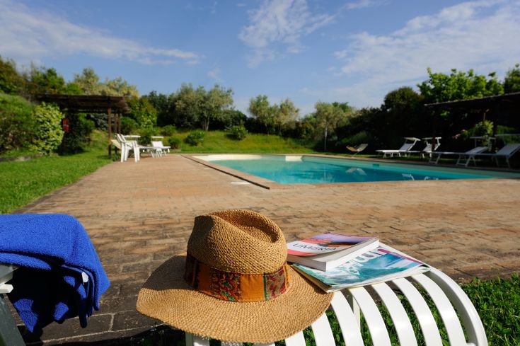 Ein grüner Pool, umgeben von üppigem Grün, ideal zum Entspannen und zur Ruhe auf einem Bauernhof.