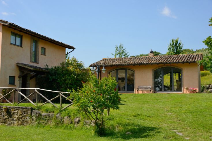 Bauernhaus umgeben von Natur, mit unabhängigen Apartments, einem Pool und einem Garten, ideal für entspannende Momente.
