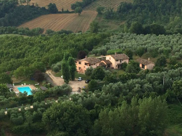 Ein Landhaus umgeben von Natur, mit einem Pool und unabhängigen Apartments für einen ruhigen Aufenthalt.