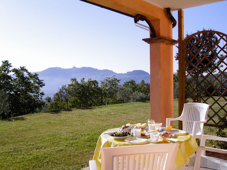 Frühstück im Freien, umgeben von Natur, mit ruhigem Blick auf Todi.