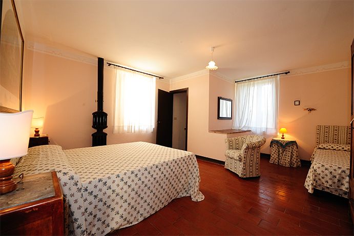 Helles und komfortables Zimmer mit weichen Betten und einfacher Einrichtung.