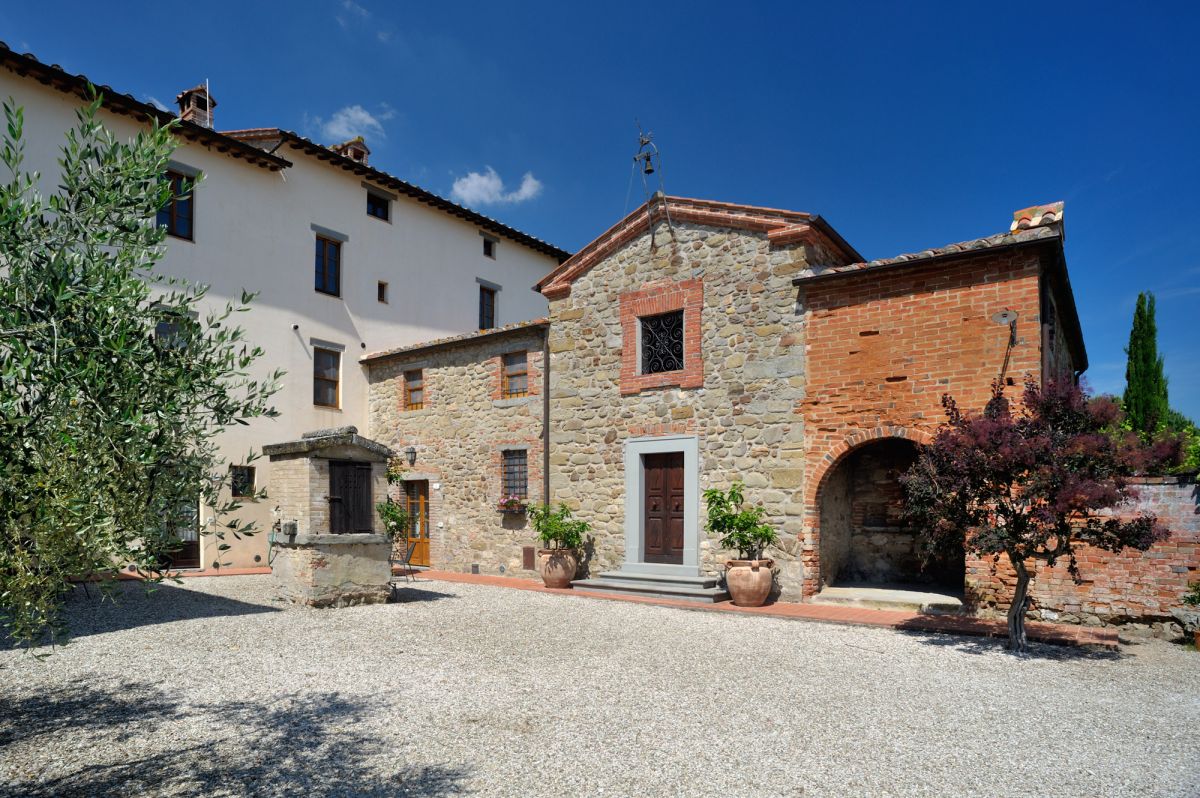 Explore the agriturismo located in Tuoro sul Trasimeno, surrounded by the Umbrian nature. Perfect for events and moments of tranquility.
