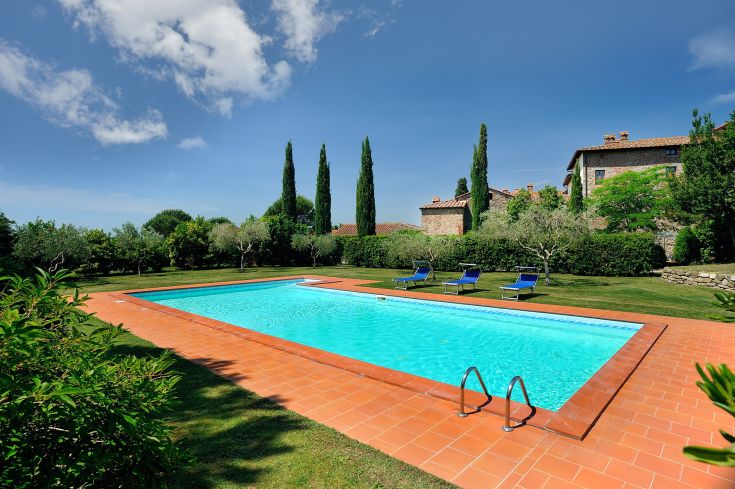 Détendez-vous au bord de la piscine entourée d'oliviers, parfaite pour profiter de la nature.