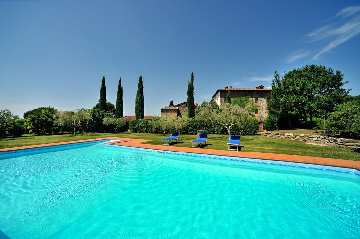 Profitez d'un séjour dans une ferme avec piscine, entourée par la nature, près du lac Trasimeno.
