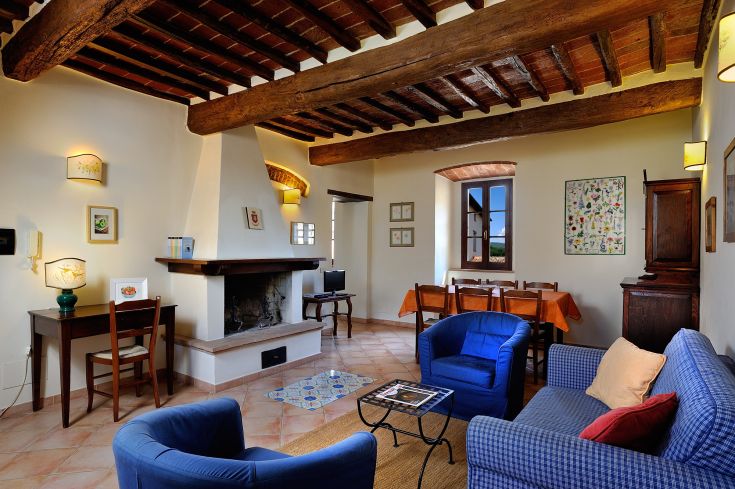 Salon chaleureux avec des meubles en bois, idéal pour la détente et les moments conviviaux.